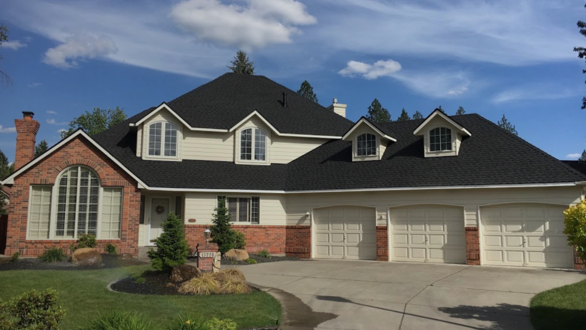Premium Spokane home with a new GAF asphalt shingle roof installed by DG Contracting